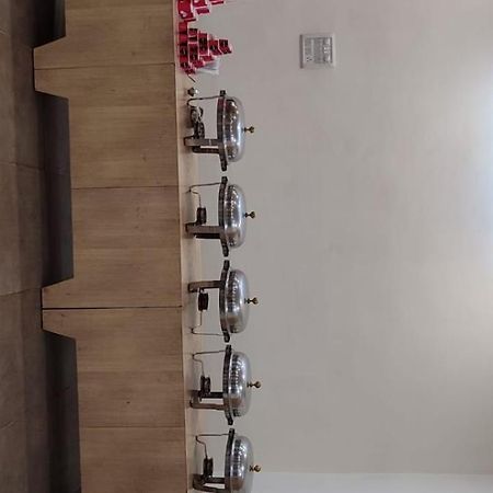 Hotel Metro Lucknow Zewnętrze zdjęcie
